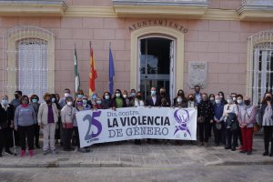 Alcalde y asistentes lectura de manifiesto.