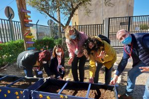 El trabajo en el huerto es una de las actividades que más ha llamado la atención.