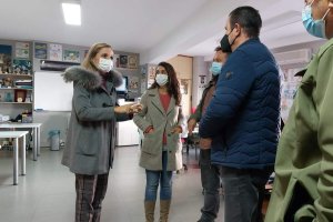 Maribel Sánchez durante su visita al centro Guadalinfo de Abla.