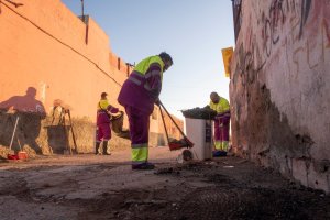 Trabajadores de la limpieza en El Puche.
