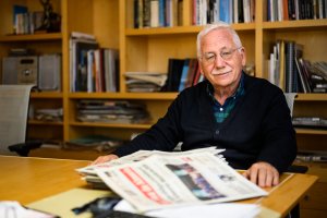 El periodista y editor José Luis Martínez posa para el fotógrafo al inicio de esta entrevista