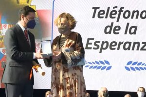 La presidenta del Teléfono de la Esperanza recoge el premio,