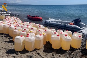 Garrafas de gasolina incautadas a petaqueros.