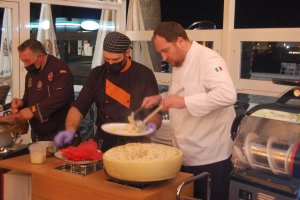 A fuego lento la rueda de parmeggiano cocinaba el arroz mantecado con el intenso queso italiano. Foto de V.N.