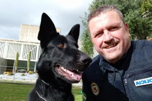 Jero Asensio de la policía local junto al can adiestrado