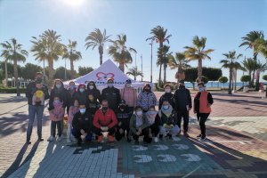 Grupo de voluntarios en la recogida de residuos en San Juan de los Terreros
