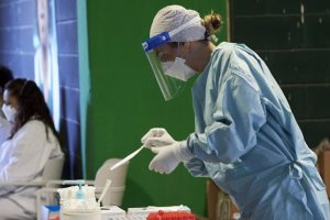 Los casos activos de covid siguen en aumento.