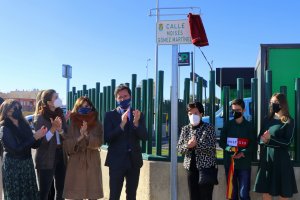 Descubrimiento de la placa con el nombre de la calle Moisés Gómez Martínez.