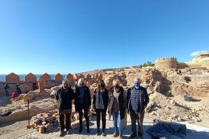 Visita a las excavaciones en marcha en el segundo recinto de la Alcazaba