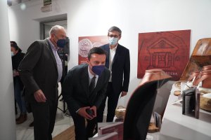 Durante la presentación de la colección en el Museo Municipal de Adra.