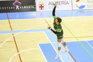 Juanmi González realizando el saque.