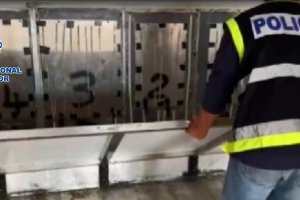 Un agente inspecciona uno de los dobles fondos.