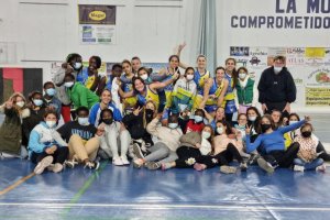 Foto de familia después de ganar en el derbi a Roquetas.