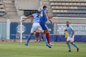 Mikel Fernández siguiendo una jugada de su compañero Gabi Ramos.