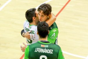 Marlon Palharini se abraza a Paquillo y Jorge Fernández en el Moisés Ruiz.