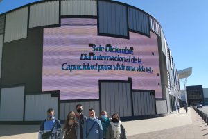Asociación Asalsido y los chicos y chicas en el Centro Comercial Torrecárdenas.