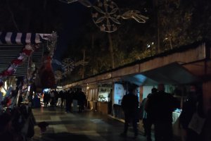 Casetas a oscuras en plena Rambla Federico García Lorca.