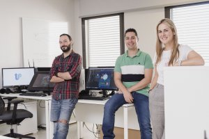 Hilarión Luque, junto a Rubén  Galera Martínez y Ana  Del Pino Estrella, del equipo de Upware Studios.