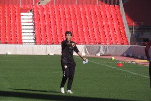 Rubi dirigiendo al equipo en el Mediterráneo.