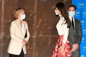 La reina Letizia junto al cantante David Bisbal a su llegada al acto central del 75º aniversario de UNICEF.