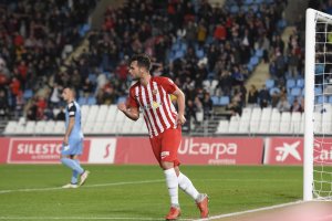 Álvaro Giménez celebrando un gol con el Almería ante el Extremadura.