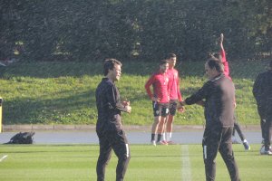 Rubi hablando con su segundo.