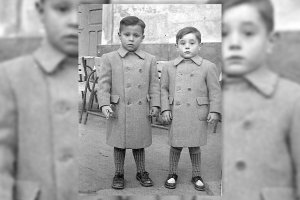 Con mi primo Pepe y con abrigos hechos con la capa de Guardia Civil de su padre.