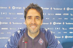 Íñigo Vélez en la previa del Amorebieta-Almería de Copa.