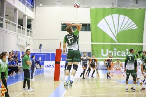 El jugador ahorrador en acción de saque.