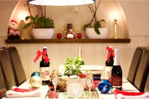 Una mesa preparada para una comida familiar.