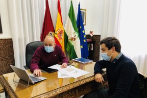 Foto de archivo alcalde y edil de Urbanismo revisando el proyecto.