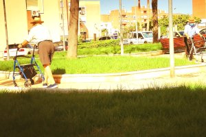 Dos personas mayores con su andador.