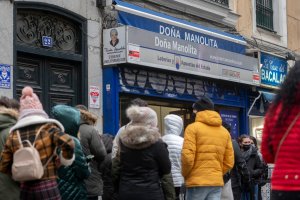 EuropaPress_4131433_varias_personas_hacen_cola_administracion_loterias_dona_manolita_cuando
