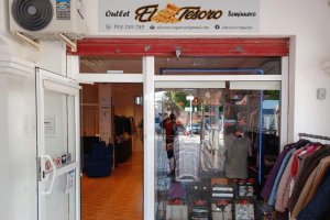 Exterior de la tienda de seunda mano El Tesoro (Roquetas de Mar).