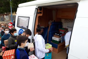 El alumnado del IES Alborán entregan sus cajas a la ONG \'Médicos del Mundo\'