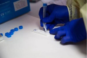 Una sanitaria comprueba el resultado de un test de antígenos.
