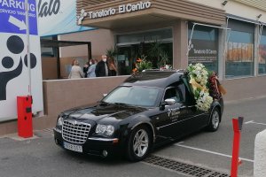 El coche fúnebre partiendo hacia el cementerio esta mañana.