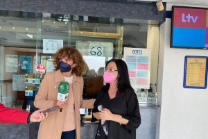 Catalina Guerrero, la lotera que ha vendido 30 series de un quinto premio en Huércal de Almería, atiende a los medios.