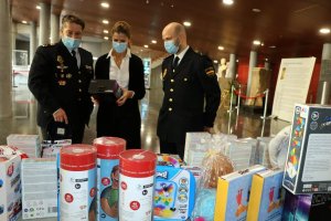 Los dos funcionarios del CNP de El Ejido con la concejal Delia Mira.