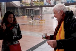 Los invernaderos solares reivindican la calidad y seguridad de sus cultivos a las puertas del Parlamento Europeo.