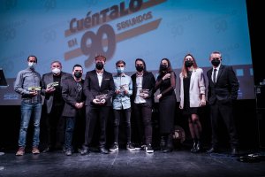 Foto de familia de todos los premiados durante la XIV gala del festival \'Cuéntalo en 90 segundos\'