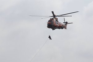 Un helicóptero ha trasladado a los dos heridos hasta el aeropuerto almeriense.