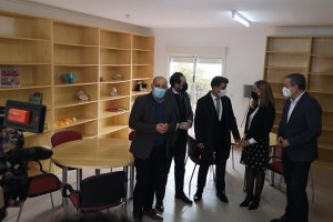 El alcalde huercalense Domingo Fernández, muestra las instalaciones del nuevo PEF al resto de asistentes