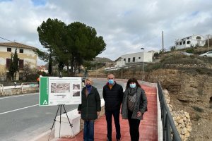 Autoridades junto a la carretera.