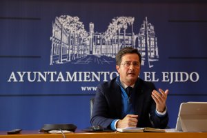 El alcalde de El Ejido, Francisco Góngora, durante el desarrollo del pleno.