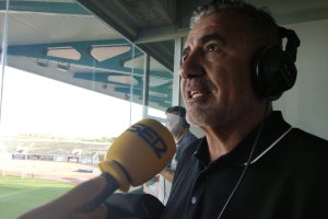 Alejandro Bouza atendiendo al Carrusel Deportivo en Santo Domingo.