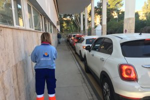 Colas en el autocovid de la Bola Azul.