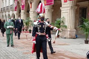 El portador del Pendón el concejal popular Carlos Sánchez.