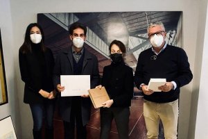 El arquitecto almeriense posa con el diploma.
