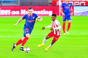 Rakitic y Ramazani en el Almería-Sevilla de Copa que se celebró en febrero.